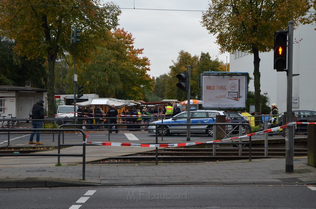 Attentat auf Fr Reker Koeln Braunsfeld Aachenerstr Wochenmarkt P01.JPG - Miklos Laubert